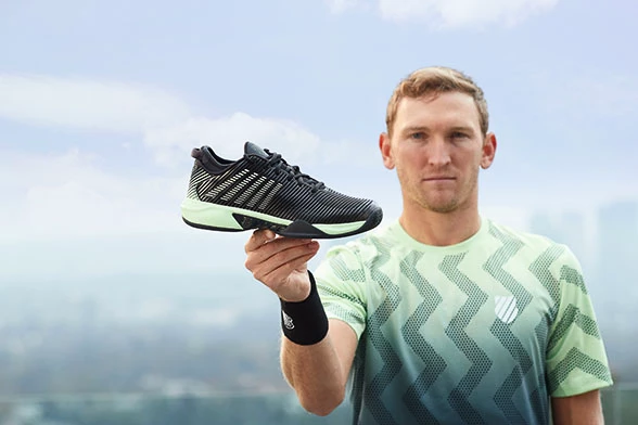 Mitchell Krueger v jarní kolekci K-Swiss 2021